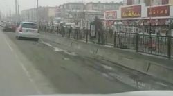 На ул.Осмонова в Оше обочина дороги не заасфальтирована. Видео