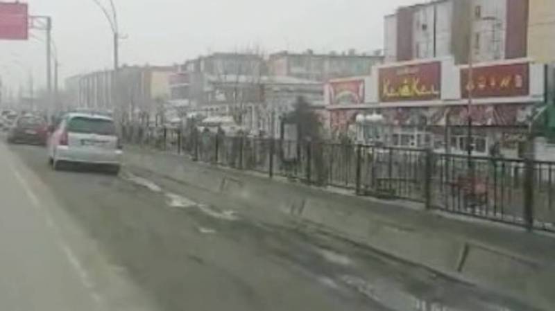 На ул.Осмонова в Оше обочина дороги не заасфальтирована. Видео