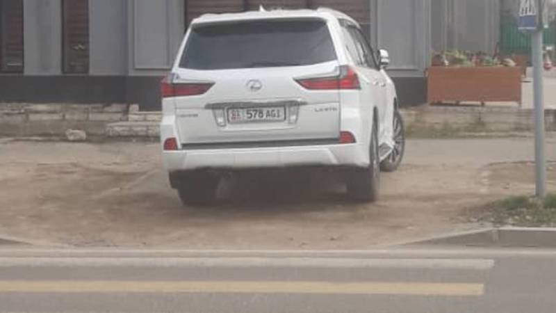 На Медерова-Абая водитель «Лексуса» припарковался, закрывая дорогу к «зебре». По Carcheck за автомашиной числятся штрафы на 16,5 тыс. сомов. Фото