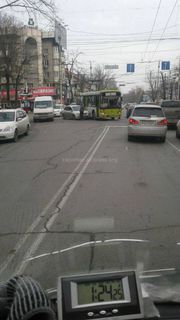 На Абдрахманова-Киевской произошла авария с участием легковушки и автобуса (фото)