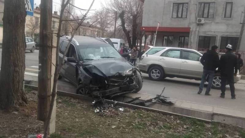 На Боконбаева-Турусбекова столкнулись «Вольво» и маршрутка с пассажирами. Есть пострадавшие. Видео, фото