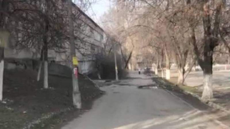 Горожанин: На дороге возле школы №64 в 8 мкр необходимо провести ямочный ремонт