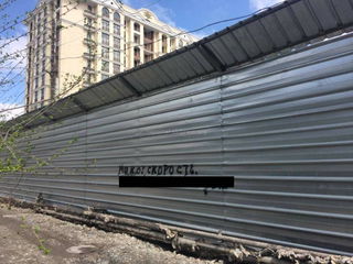 На ограждении стройобъекта на Токтогула-Коенкозова появилась реклама нарковеществ (фото)