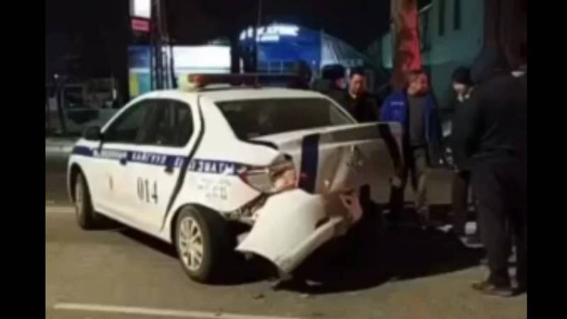В Бишкеке произошло ДТП с участием патрульной машины. Есть пострадавший