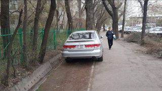 Парковка на тротуаре на ул.Суюмбаева