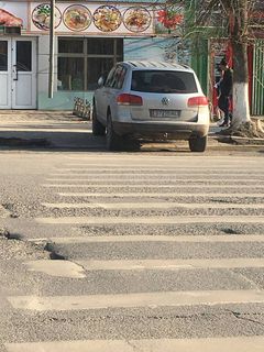 Парковка на тротуаре на ул.Раимбекова в городе Ош