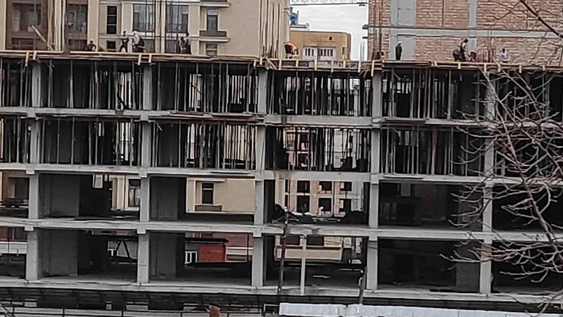 На Тоголок Молдо — Манасчи Сагынбая продолжается строительство здания. Фото