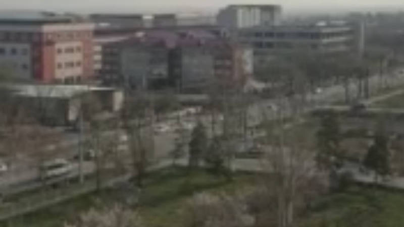 На улице Анкара водители машин ездят, несмотря на ограничения. Видео