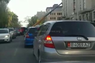 Строительный кран перекрыл дорогу на ул.Гоголя и образовалась пробка (видео)