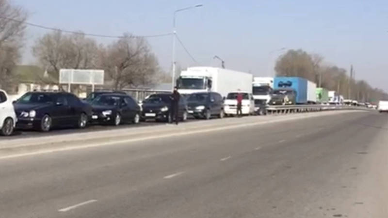 На въезде в Бишкек образовалась пробка. Фото, видео