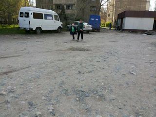Бишкек тургуну 12 кичирайондогу №30 үйдүн жанындагы жолго тротуар жасоону суранат (сүрөт)