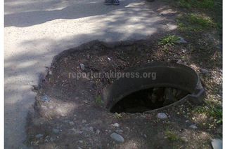 Читатель Эркин просит закрыть канализационный люк на участке ул.Абая (фото)