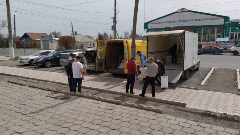 Житель Балыкчы купил 700 нуждающимся семьям продукты и подарил 10 тыс. масок. Фото