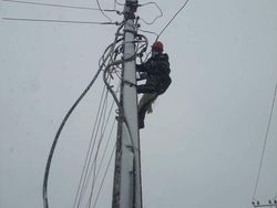 В связи с налипанием мокрого снега на проводах в Ак-Орго прервано электроснабжение, - «Северэлектро»
