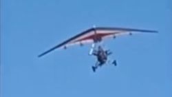 В Балыкчы над городом летает дельталет. Видео