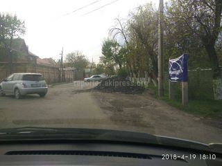 На Ташкентской-Манаса лежит куча снятого асфальта, которая мешает движению машин, - бишкекчанин (фото)