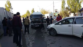 На участке ул.Ауэзова в Бишкеке столкнулись микроавтобус и легковушка <i>(фото)</i>