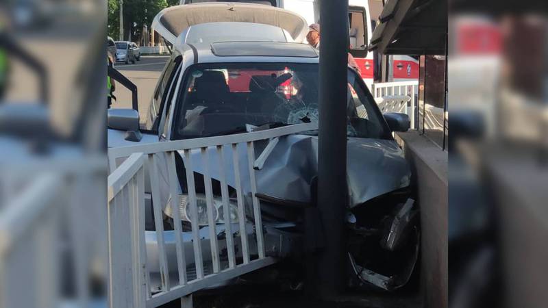В центре Бишкека произошло ДТП. «Хонда» влетела в ограждение (фото)