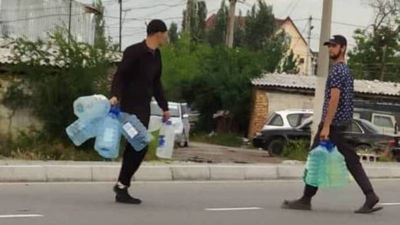 На ул.Ахунбаева стихийно торгуют бензином. Фото очевидца