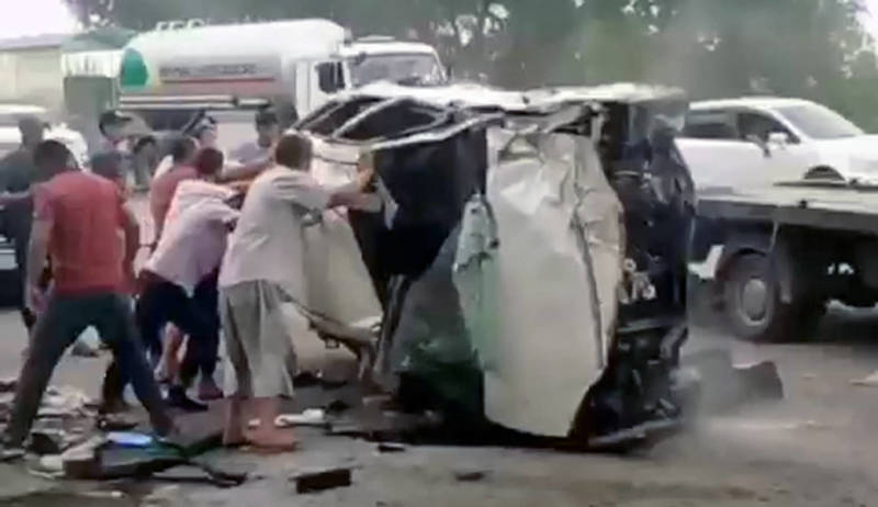 Автомашины раскидало по трассе после ДТП в Канте. Видео