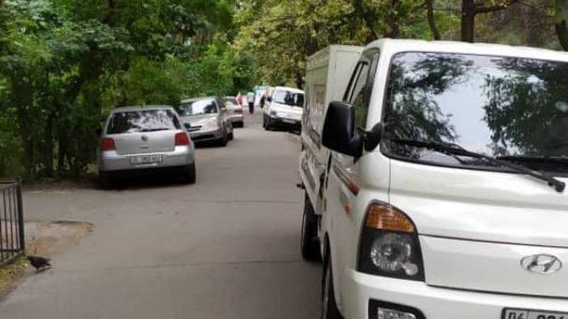 В 4 мкр на ул.Юнусалиева машины паркуют на тротуаре. Фото горожанки