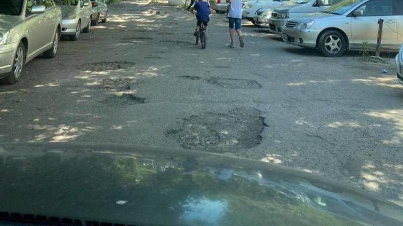 Горожанин просит отремонтировать дорогу в 8 мкр. Фото и видео