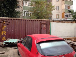 В Оше на улице Исанова продолжается незаконное строительство магазинов перед многоэтажным домом <b>(фото)</b>