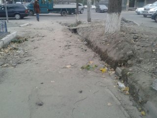 Читатель требует привести в порядок тротуары на ул. Исанова <b>(фото)</b>