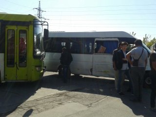 В Бишкеке произошла авария с участием маршрутки <b>(фото)</b>