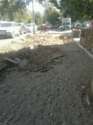 Тротуар по ул. Токтогула на участке от К. Акиева и до Молодой Гвардии разрушен <b>(фото)</b>