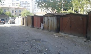 По Токтогула-Абдрахманова сносят гаражи, расположенные на узаконенных придомовых участках <b>(фото)</b>