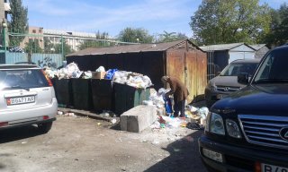 На пересечении улиц Токтогула- Абдрахманова 2 недели не вывозится мусор <b>(фото)</b>