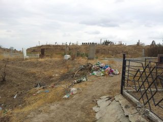 Люди загрязняют юго-западное кладбище,- читательница <b>(фото)</b>