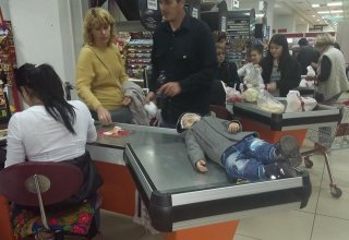 В торговом центре ребенок спит прямо на кассе <b>(фото)</b>