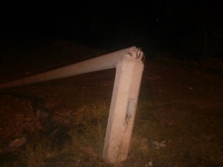 Столб в селе Орто-Сай, о котором предупреждал читатель, все-таки упал <b>(фото)</b>