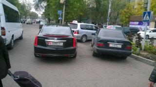 «Кадиллак» с госномером 0099 KG припарковался во втором ряду на повороте Московская-Шопокова <b>(фото)</b>