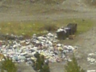 Больше недели не вывозят мусор в Джале, где содержимое из ящиков выбрасывается на землю сотрудниками мусорных машин,- читатели <b>(фото)</b>