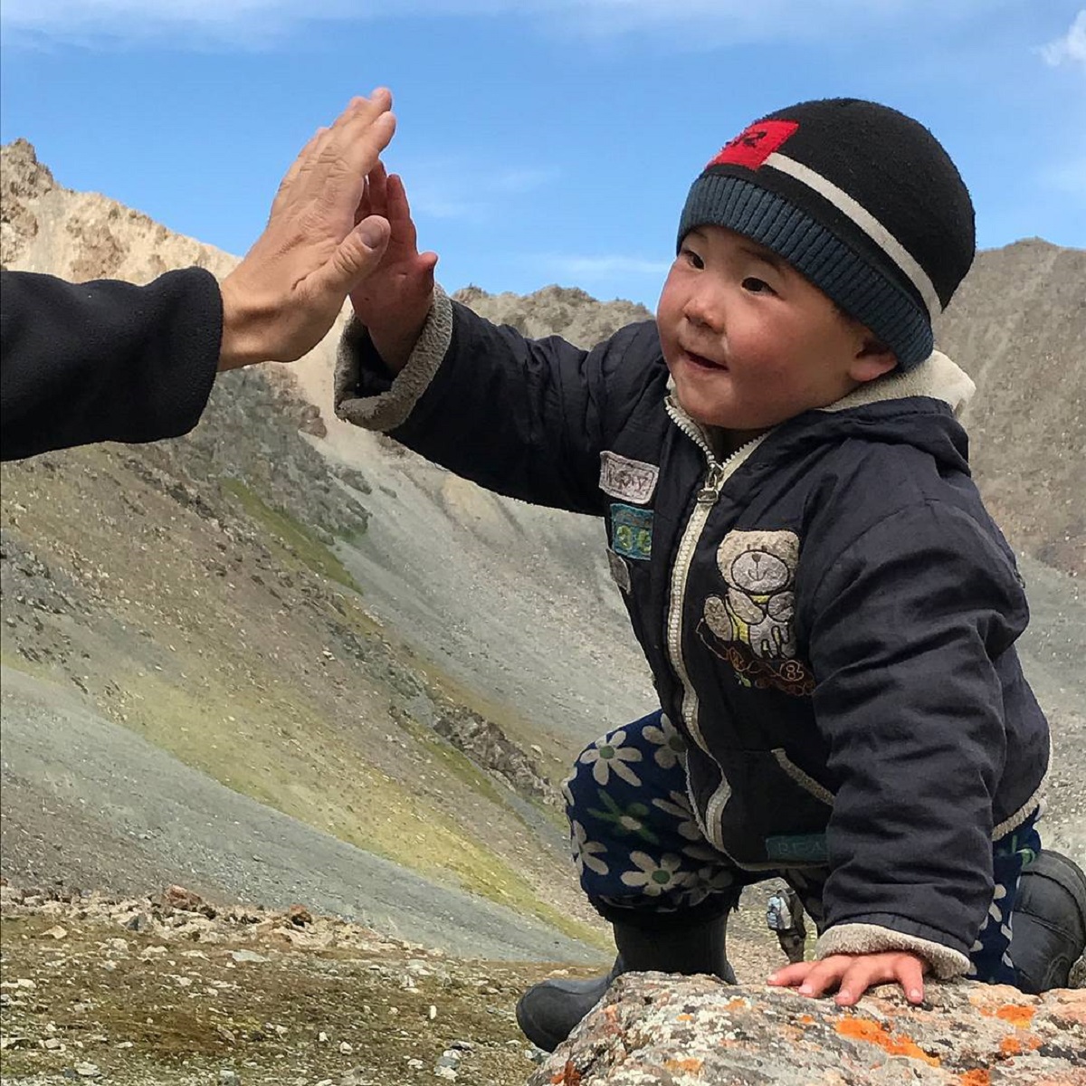 Дети киргизов. Киргизский мальчик. Малыш Киргиз. Счастливые дети Кыргызстана. Кыргызстан люди.