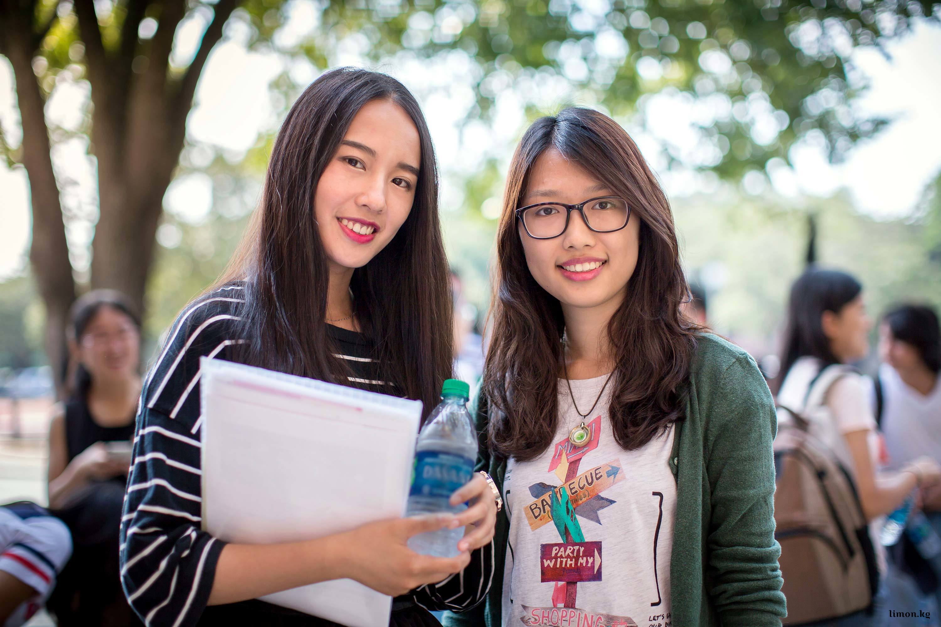 Those girls students. Студенты азиаты. Казахские студентки. Иностранные студенты в Китае. Студентки в Англии.