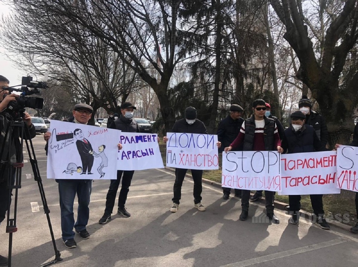 Stop ханституция». Возле Белого дома проходит митинг против новой  Конституции и за роспуск парламента