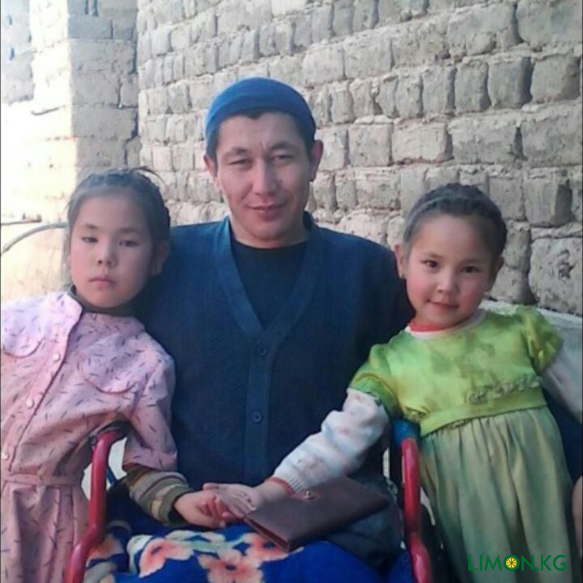 Жены мужей инвалидов 1 группы. Кыргызска с тремя детьми. Айымбубу Арзыматова. Селамат и Рохайа. Уй булоодо зордук зомбулук корунушу.