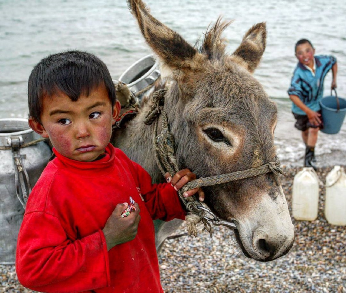 Маленький киргиз. Голодные дети Кыргызстана. Киргизский малыш. Маленький кыргыз. Мальчик и девочка кыргызы.