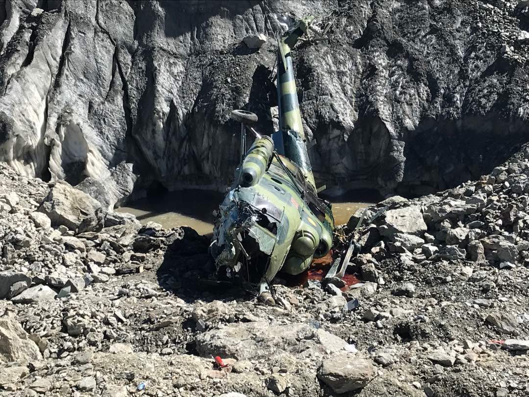 В социальных сетях появились первые снимки вертолета Ми-8, который потерпел крушение на леднике Южный Энильчек