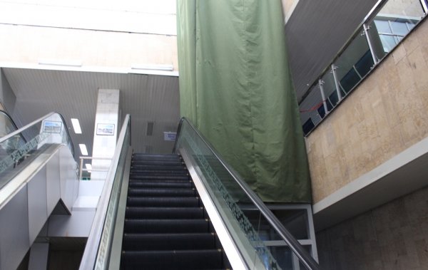 Фото — В Международном аэропорту «Манас» для удобства пассажиров и ЛОВЗ установят лифты и лестничный подъёмник — Tazabek