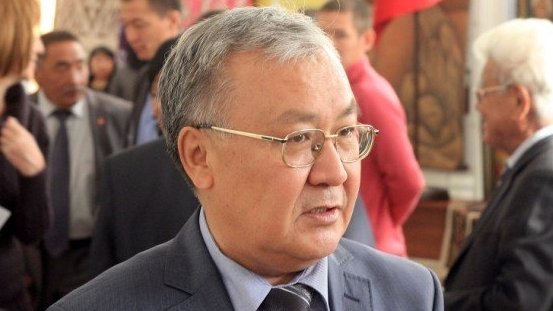 В правительстве приняли отставку президента Академии наук Абдыганы Эркебаева и досрочно прекратили его полномочия