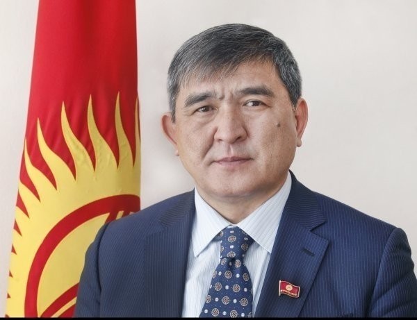 Наши дороги строят китайцы, турки, но только не кыргызы, где патриотизм? - депутат Э.Байбакпаев — Tazabek