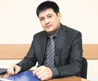 Депутат С.Айдаров возмутился, что вместо главы Госстроя Б.Абдиева на вопросы отвечает его заместитель — Tazabek