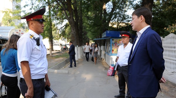 Премьер Исаков проверил как обеспечена безопасность на дорогах возле школ Бишкека