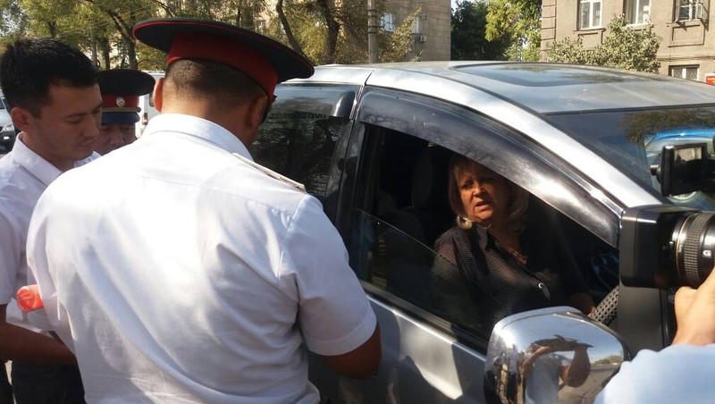 Фото — ГНС совместно с УПМ проводит рейд на выявление неплательщиков налога на авто — Tazabek