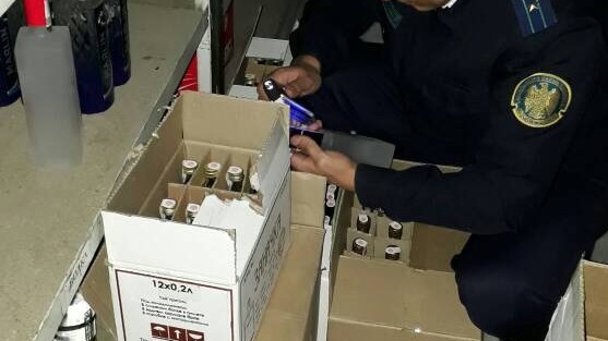 УГНС по Свердловскому району в ТД «Народный» изъяло свыше 300 бутылок алкоголя с сомнительными акцизами — Tazabek